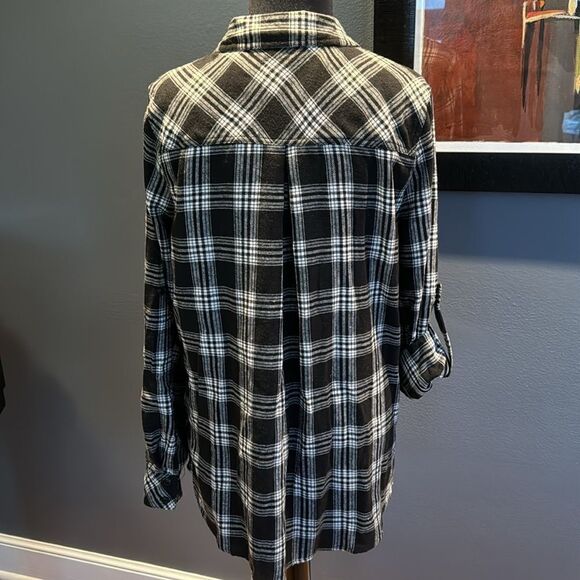 Doe + Rae black/white plaid flannel button front shirt.  Medium - Picture 4 of 7